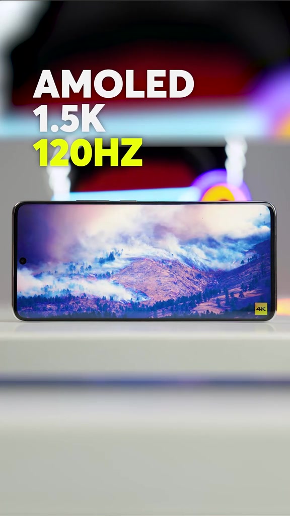 POCO X7 5G đặt ngang trên kệ hiển thị hình nền núi mây, phía trên có chữ AMOLED 1.5K 120HZ