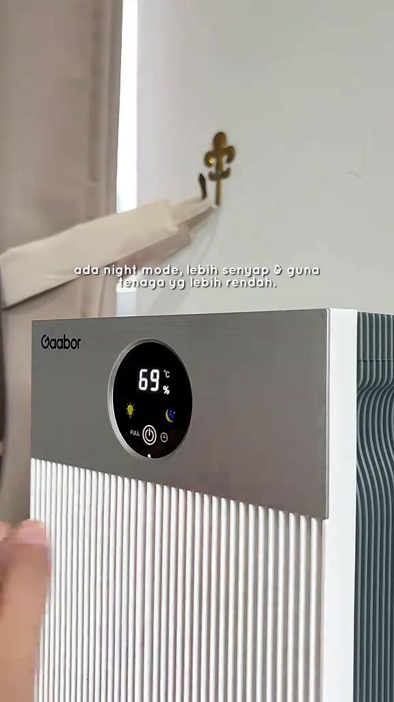 Panel paparan bulat dehumidifier Gaabor menunjukkan bacaan kelembapan 69% dengan butang suis dan mod malam