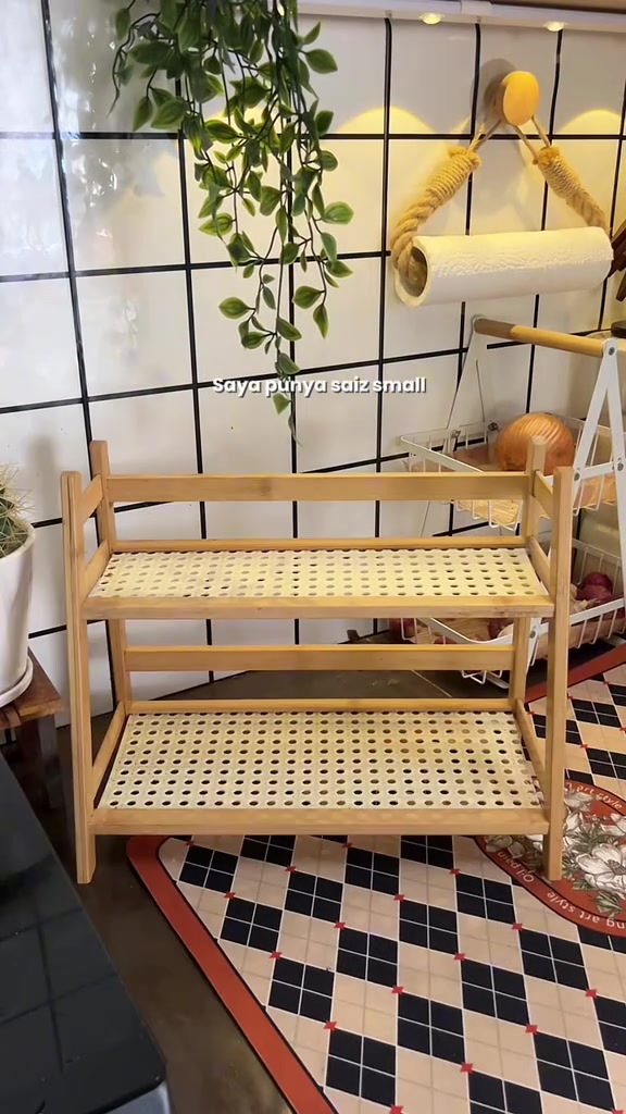 Rak rempah bamboo dua tingkat kosong atas countertop dapur berjubin putih