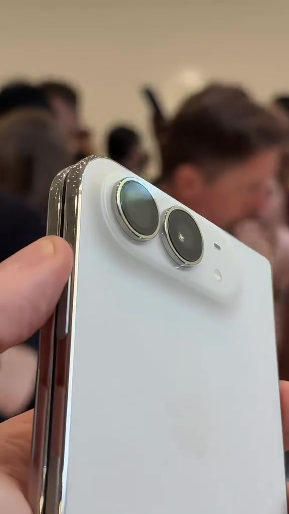Cận cảnh cụm hai camera sau của iPhone Duo bản trắng nằm trên dải hình viên thuốc, máy đang gập