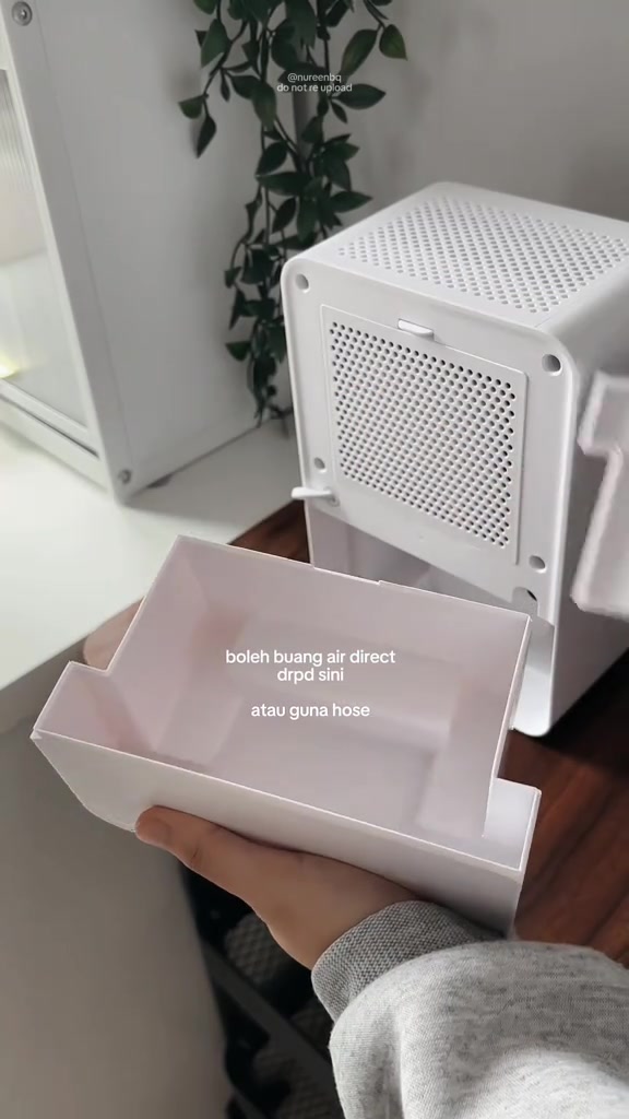 Tangki air putih boleh tanggal dikeluarkan dari bahagian belakang dehumidifier mini Gaabor