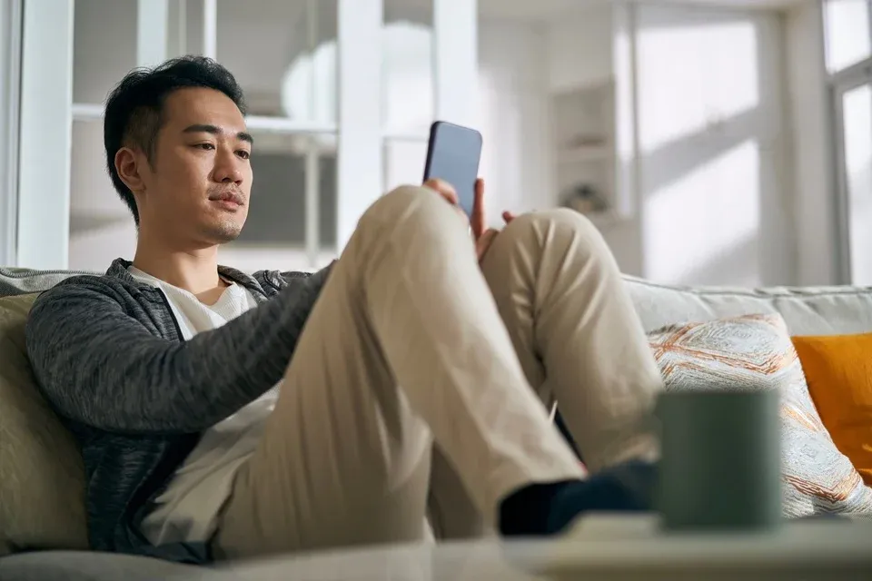 Ngồi quá lâu mỗi ngày: 3–5 phút vận động để bảo vệ ruột và mạch máu