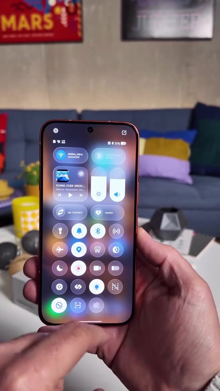 Skrin hadapan Infinix NOTE 60 Pro menunjukkan pusat kawalan XOS pada paparan AMOLED dengan bezel nipis