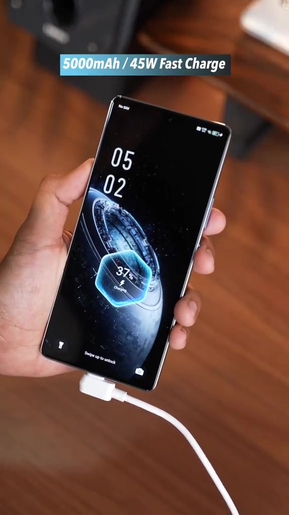 Infinix GT 20 Pro asli sedang dicas dengan overlay 5000mAh / 45W Fast Charge