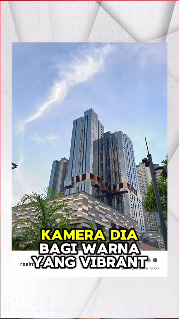Contoh gambar kamera realme C100 5G: bangunan tinggi berkaca pada waktu siang dengan langit biru dan awan