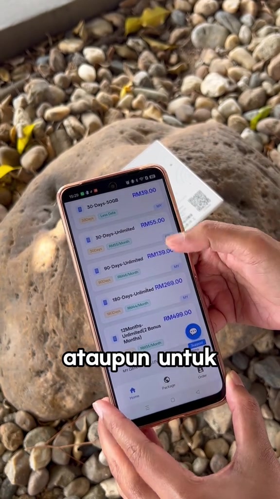 Skrin aplikasi pada telefon menunjukkan senarai pelan pocket WiFi: 30 hari 50GB RM39, 30 hari unlimited RM55, 90 hari unlimited RM139, 180 hari unlimited RM269 dan 12 bulan unlimited RM499