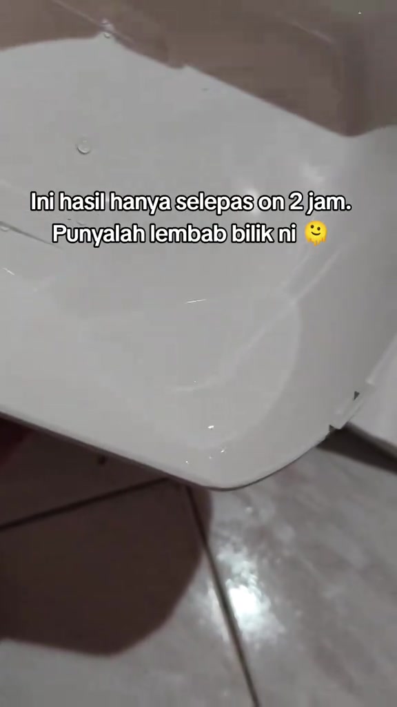 Lapisan air terkumpul di dalam tangki putih dehumidifier selepas dua jam dihidupkan