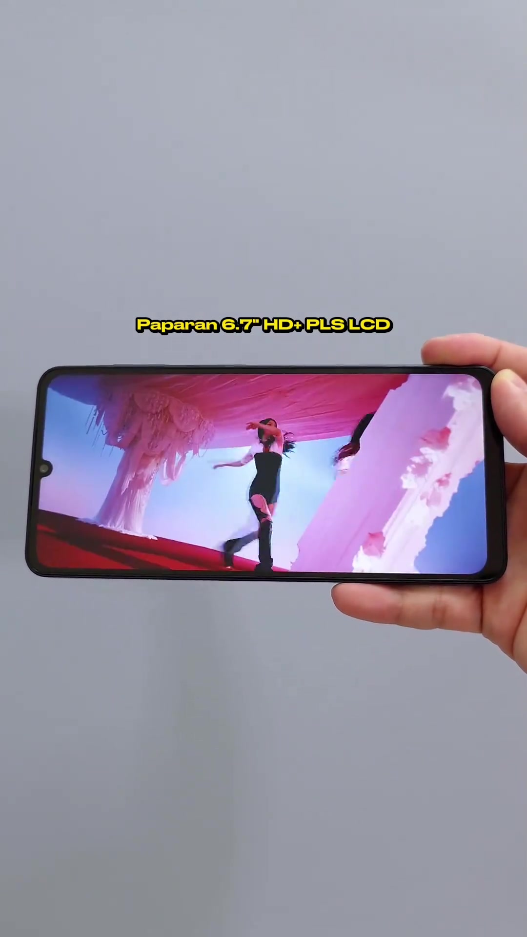 Samsung Galaxy A07 dipegang melintang papar video skrin penuh dengan label Paparan 6.7 inci HD+ PLS LCD