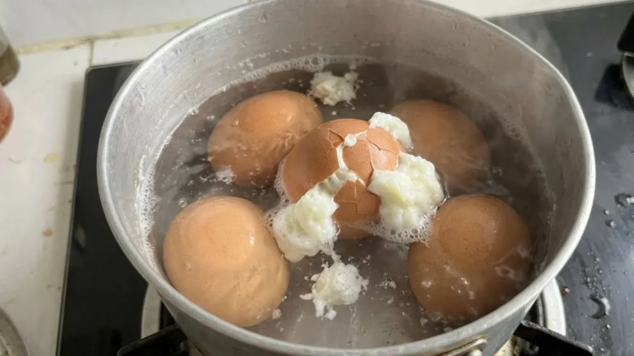 Luộc trứng không nứt vỏ, dễ bóc vỏ: Bí quyết gia vị và kỹ thuật