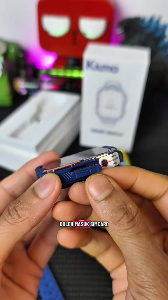 Sisi jam pintar kanak-kanak dengan tray SIM nano dikeluarkan