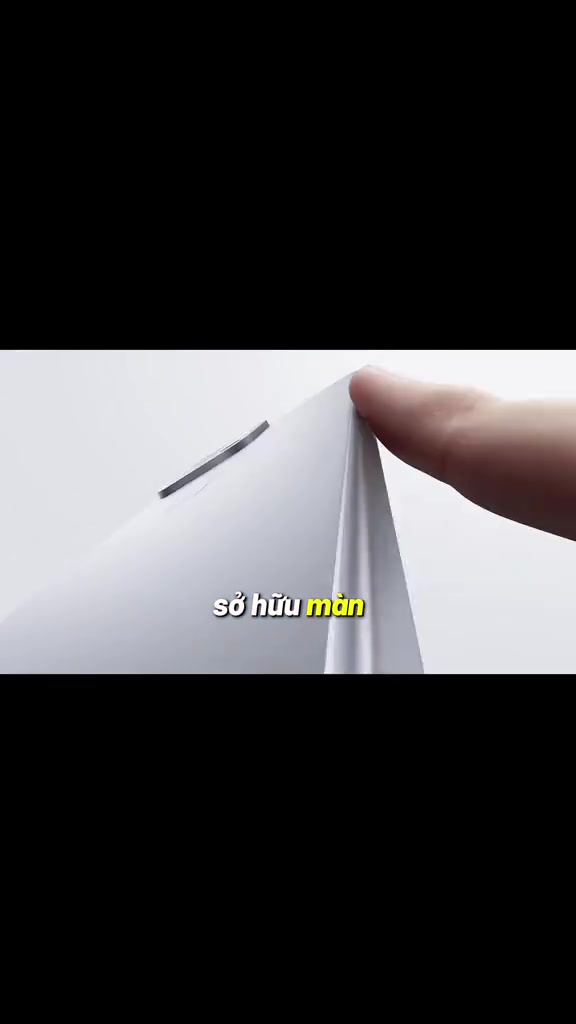 Cận cảnh cạnh viền phẳng màu trắng của OnePlus 13T với một ngón tay đặt lên góc máy