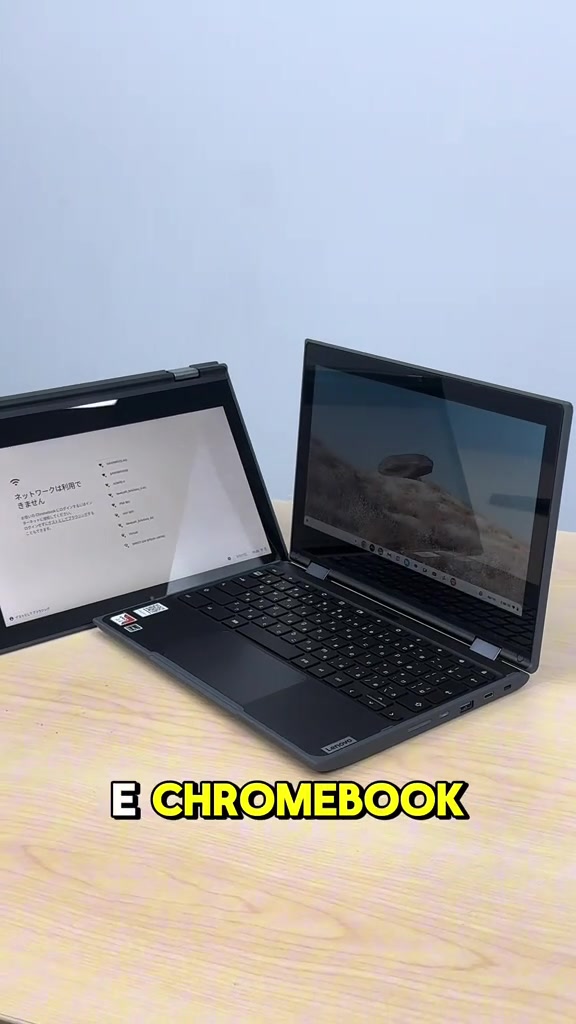 Dua unit Lenovo Chromebook 300e hitam di atas meja kayu, satu dibuka dan satu dalam mod tenda