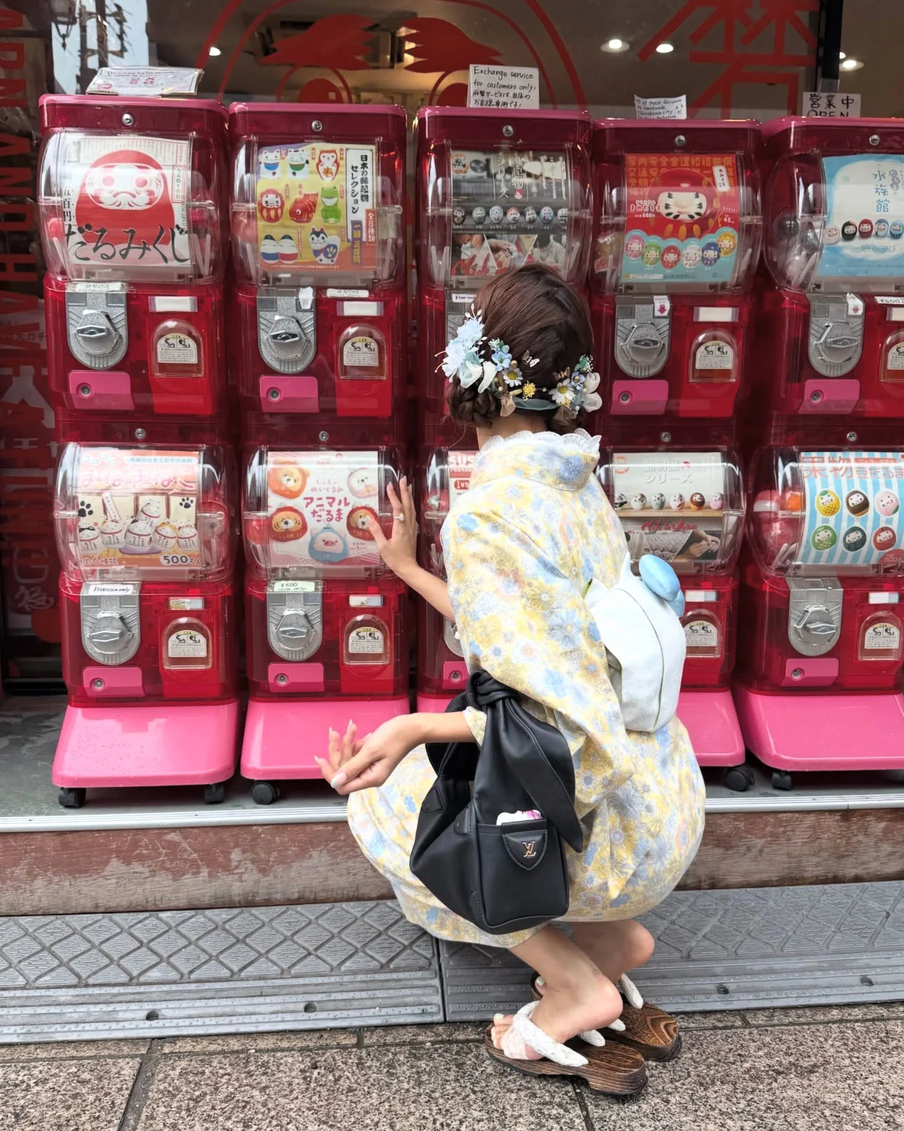 Cách Lisa BLACKPINK Phối Đồ Cùng Louis Vuitton: Từ Kimono Đến Streetwear