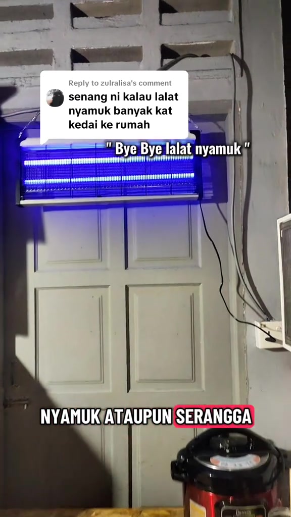 Lampu perangkap serangga UV jenis grid digantung atas pintu dengan cahaya biru menyala
