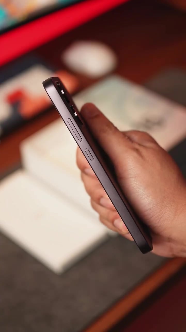 Profil sisi OPPO Reno16 F 5G warna ungu menunjukkan butang sisi dan badan yang nipis, dipegang satu tangan