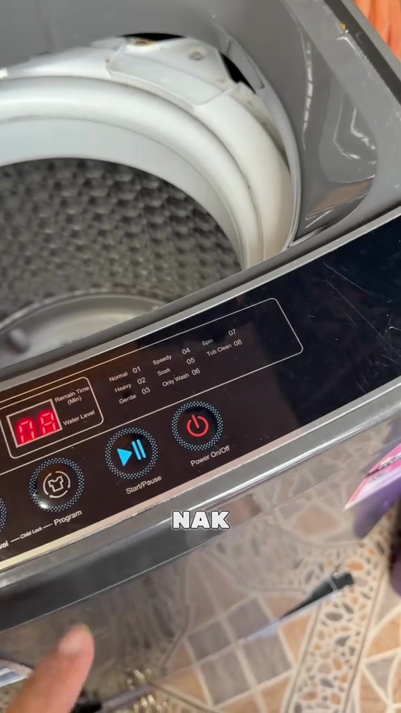 Panel kawalan mesin basuh top load dengan senarai program termasuk Tub Clean