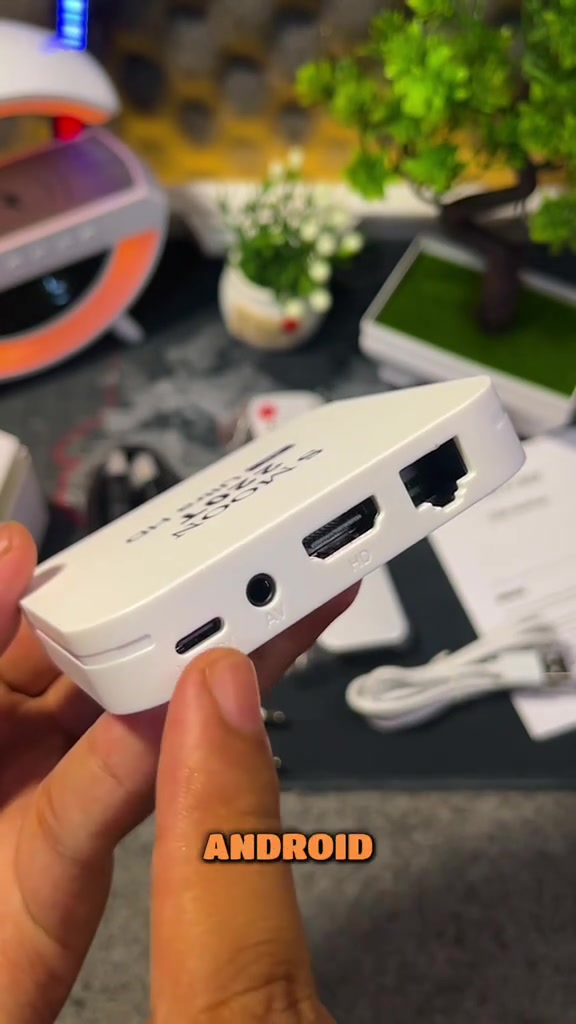 Android TV box SMOON 220T berwarna putih menunjukkan port USB-C, AV, HDMI dan Ethernet