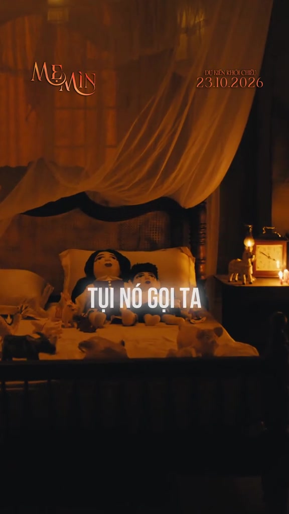Phòng ngủ ánh nến với hai con búp bê tựa trên giường dưới lớp màn tuyn trong teaser phim Mẹ Mìn
