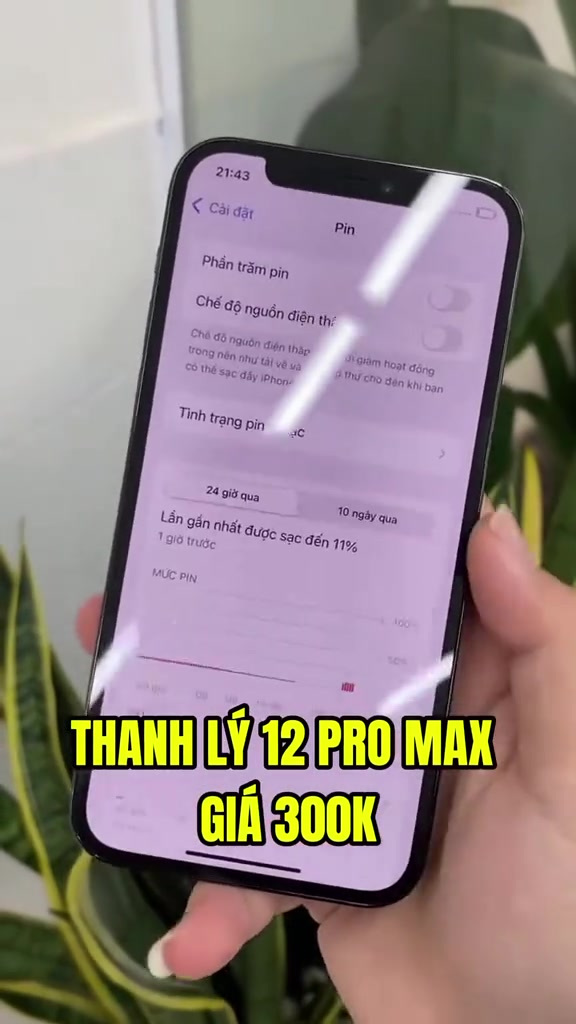 Màn hình iPhone 12 Pro Max mở mục Pin trong Cài đặt, hiện dòng phần trăm pin và tình trạng pin