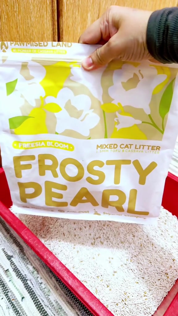 Beg Frosty Pearl Freesia Bloom Mixed Cat Litter tofu dan cassava 1.5mm di atas kotak pasir merah berisi pellet putih