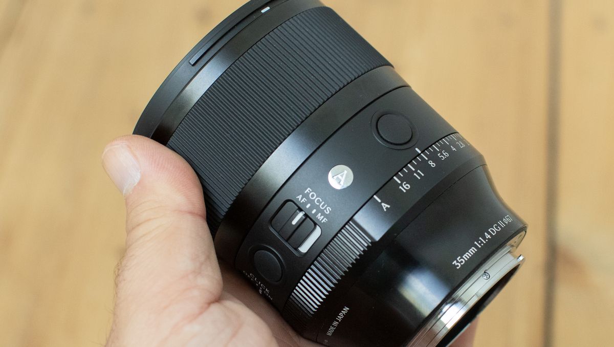Sigma 35mm F1.4 DG II và 50mm f/1.4 CL: Chọn ống kính nào cho hybrid?