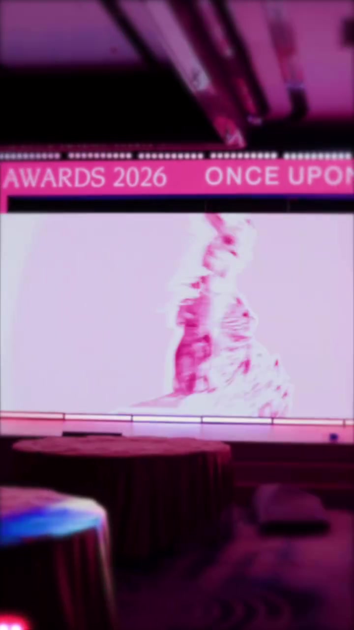 Khán phòng tiệc tròn Hilton Saigon trước giờ trao giải với dải LED hồng chạy chữ Beauty Choice Awards 2026 và Once Upon A Youth