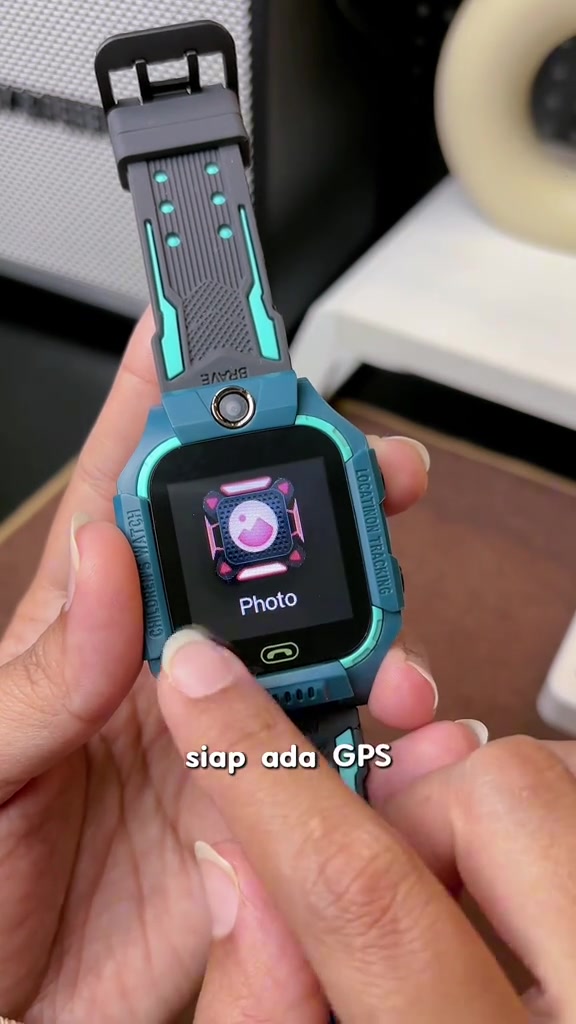 Jam pintar kanak-kanak warna teal dengan skrin menu foto dan penjejak lokasi