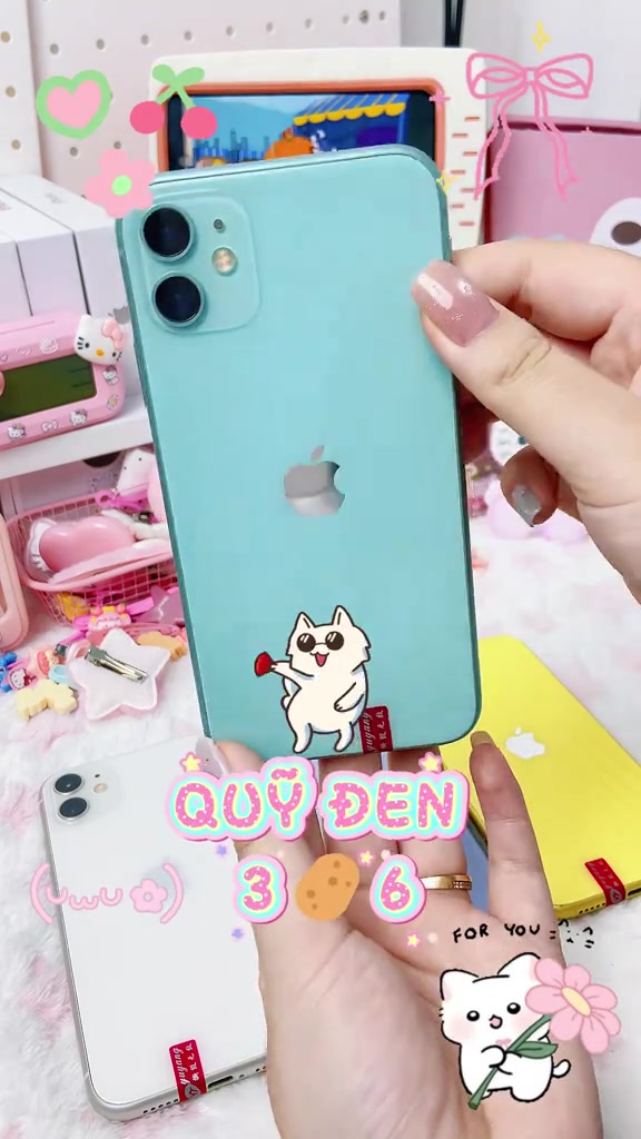 Mặt lưng màu bạc hà của một chiếc iPhone 11 hàng cũ cầm trên tay