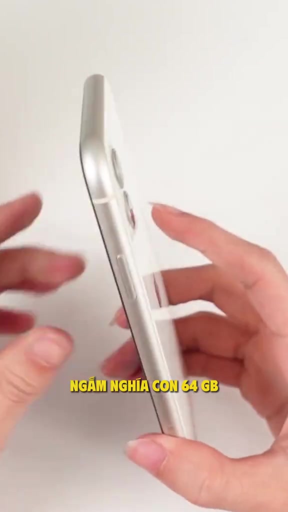 Cạnh viền và cụm camera kép của một chiếc iPhone hàng cũ cầm nghiêng trên tay