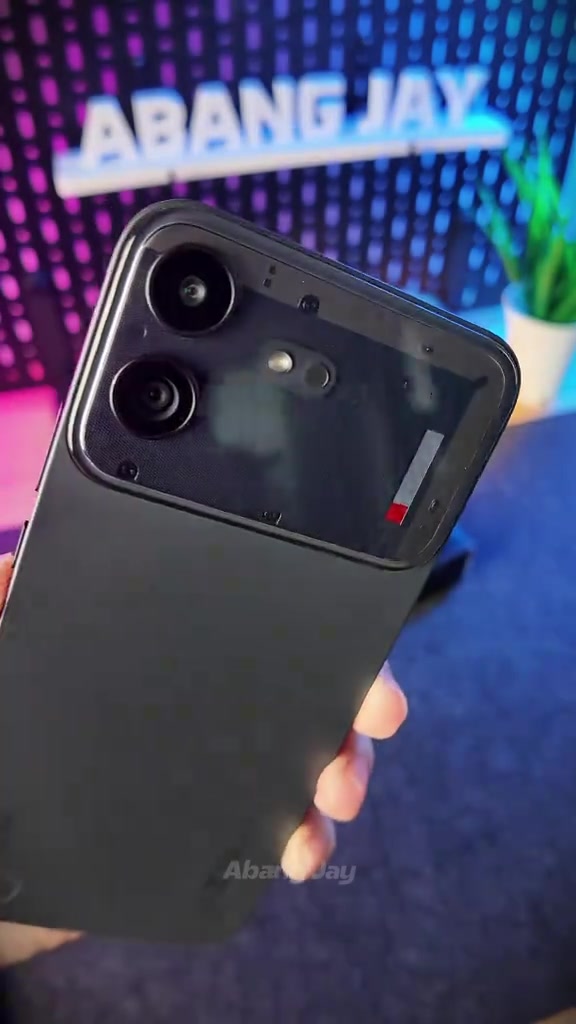 Bahagian atas belakang Nothing Phone (4b) dari dekat: dua modul kamera bulat dan panel transparent dengan jalur Glyph Bar