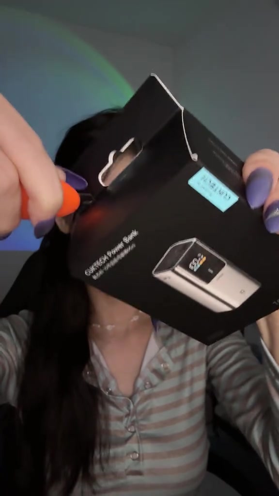 Hai tay đang rọc mở hộp giấy màu đen in chữ CUKTECH Power Bank, mặt hộp in hình viên sạc dự phòng