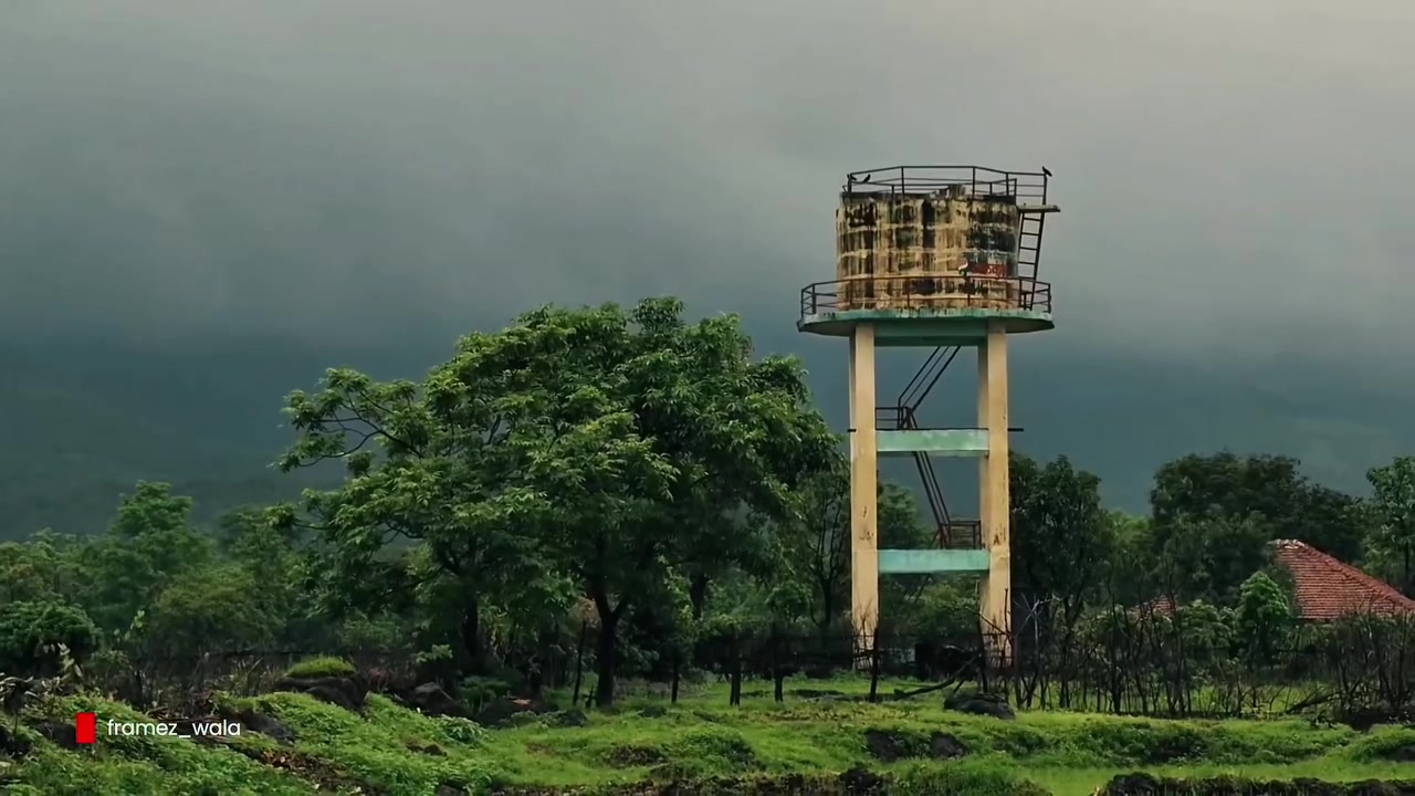 Gambar sampel landskap menara air dan pokok dirakam dengan Nothing Phone (4b) pada hari mendung