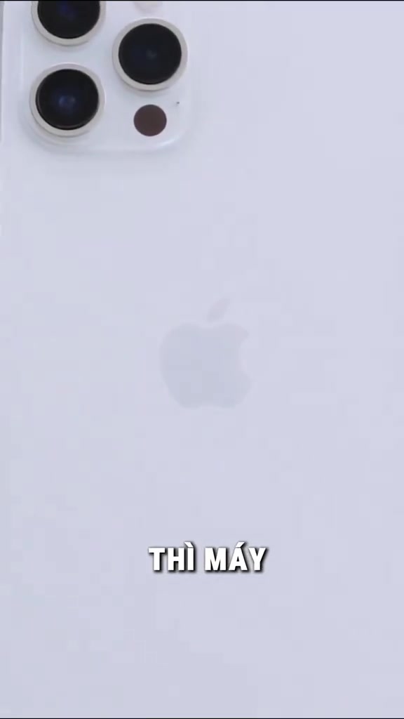 Cận cảnh cụm ba camera 12 MP và logo Apple trên lưng iPhone 12 Pro Max màu trắng