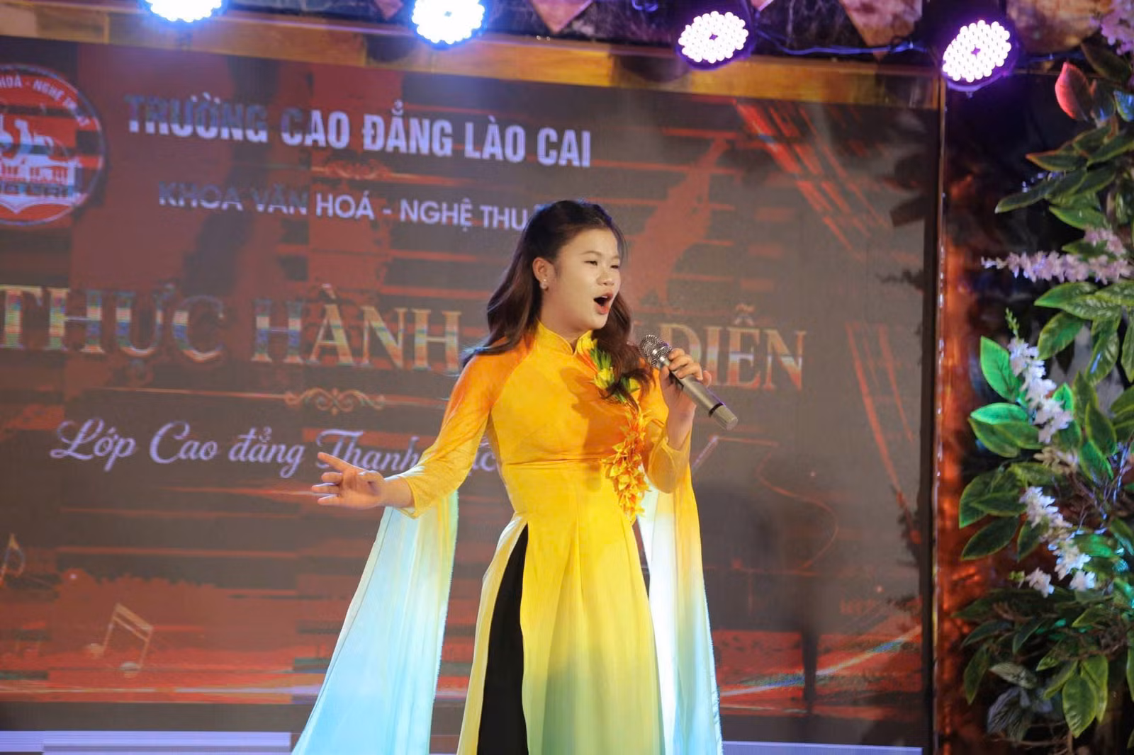 Từ công việc ổn định đến sân khấu: lựa chọn của những nữ ca sĩ trẻ