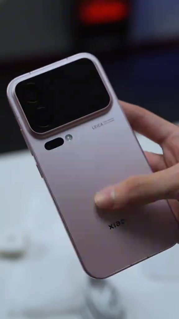 Bahagian belakang Xiaomi 18 Pro warna pink dengan modul kamera besar dan skrin belakang, logo Leica kelihatan