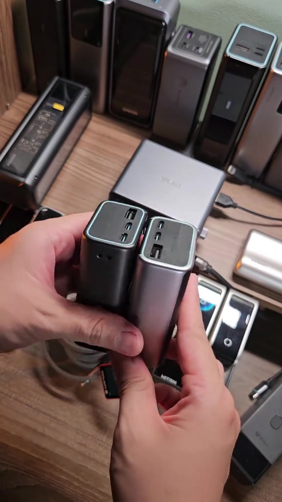 Hai viên sạc dự phòng CUKTECH 10 mini được nghiêng lên cho thấy mặt trên có cổng USB-A và hai cổng USB-C