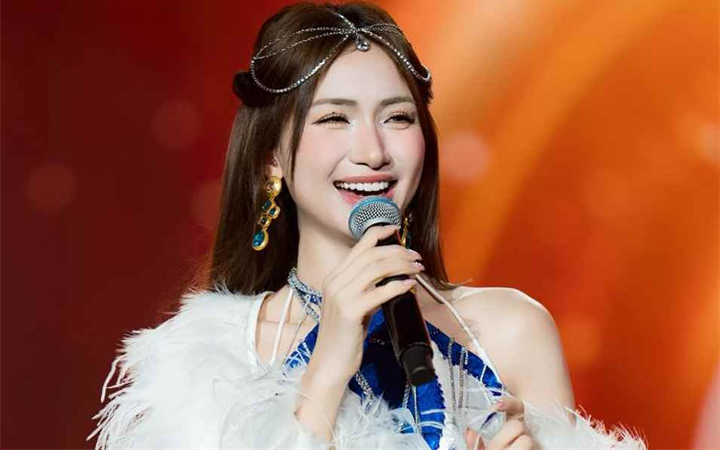 Tùng Dương kỷ niệm 25 năm: cú bắt tay thế hệ với Hòa Minzy trên sân khấu 50.000 người