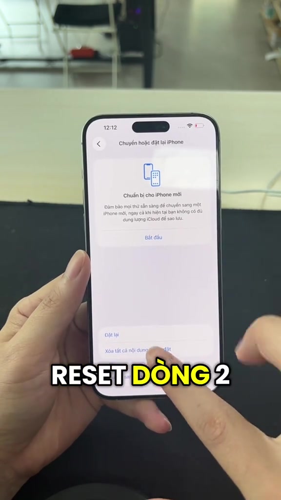 Mục Chuyển hoặc đặt lại iPhone trong Cài đặt với nút Đặt lại và Xóa tất cả nội dung