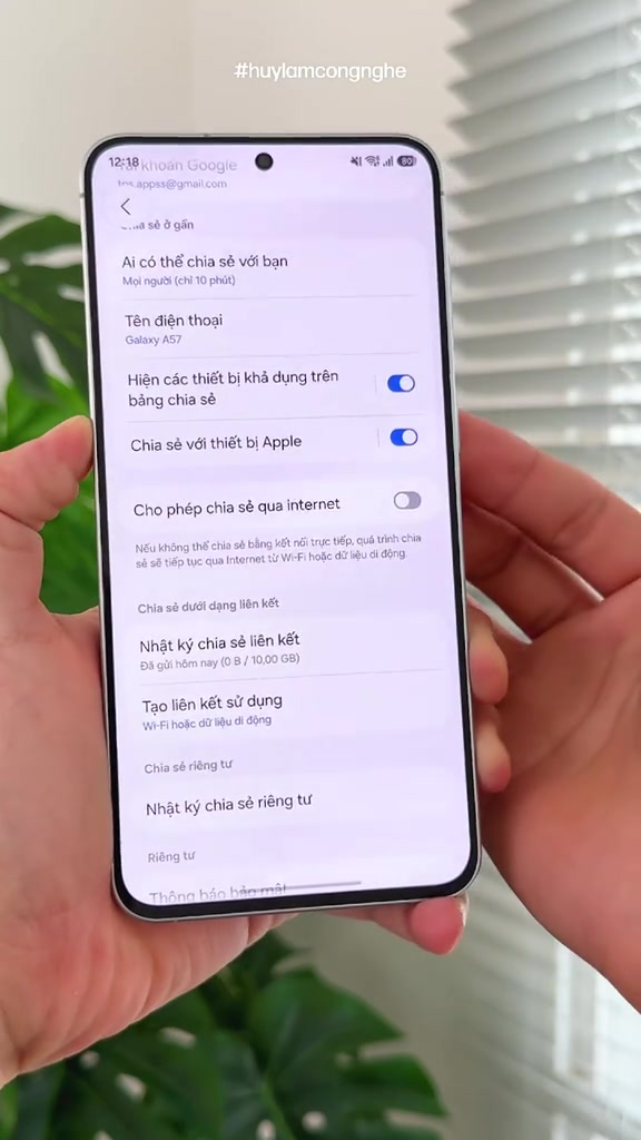 Màn hình cài đặt Quick Share trên Galaxy A57 với nút chia sẻ với thiết bị Apple đang bật