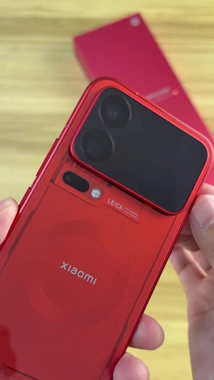 Bahagian belakang Xiaomi 18 Pro edisi Transparent warna merah dengan skrin belakang dan logo Leica