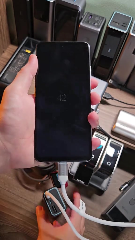 Điện thoại Xiaomi đang được cắm cáp sạc từ viên sạc dự phòng CUKTECH trong lúc thử công suất