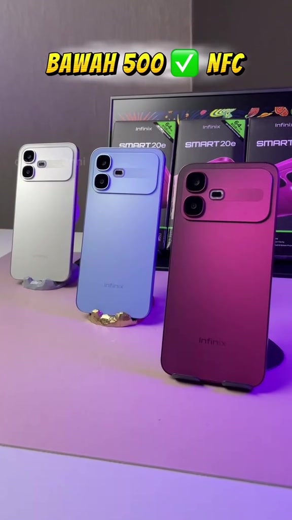 Tiga unit Infinix SMART 20e warna putih, biru dan merah jambu berdiri di hadapan kotak rasmi bertanda 64GB