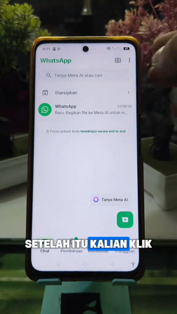 Skrin telefon Android memaparkan aplikasi WhatsApp dengan senarai chat