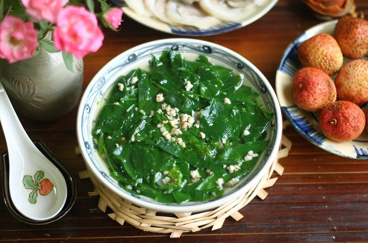 Vò rau ngót trước khi nấu canh: bí quyết giữ vị và dinh dưỡng