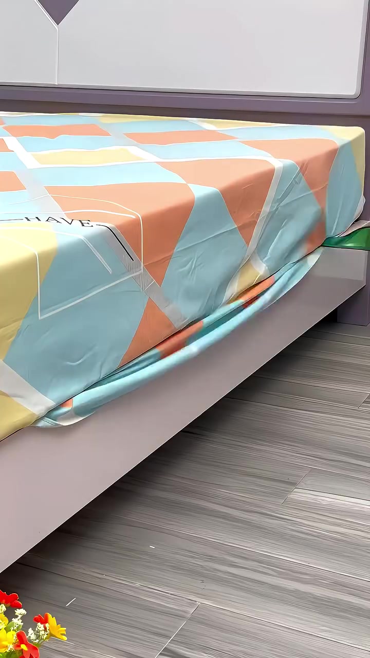 Alat bed sheet tucker hijau menolak tepi cadar bercorak geometri masuk ke bawah tilam sepanjang sisi katil