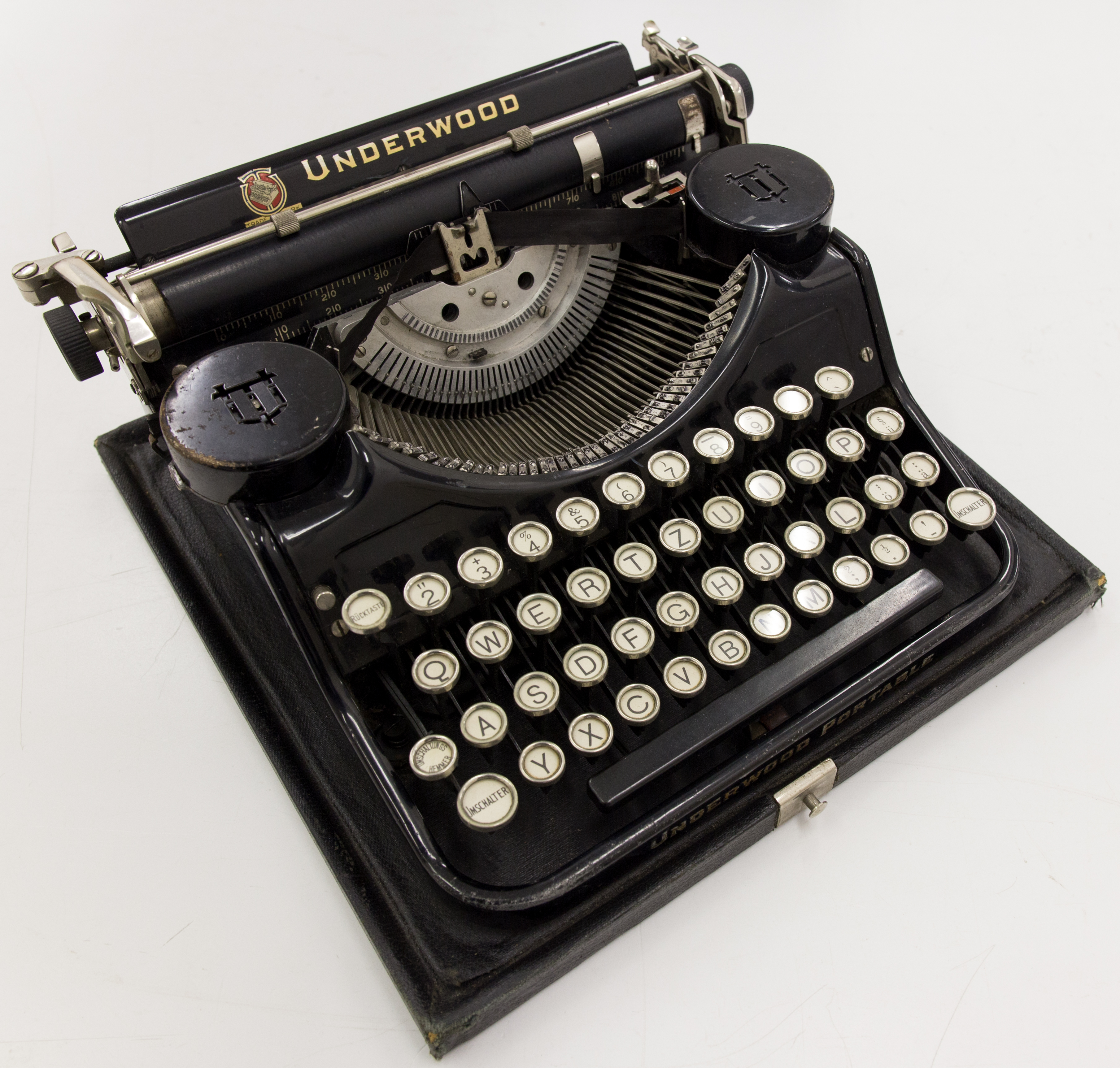Máy chữ cơ khí Underwood màu đen đầu thế kỷ 20 với hàng phím tròn, chụp kiểu ảnh bảo tàng