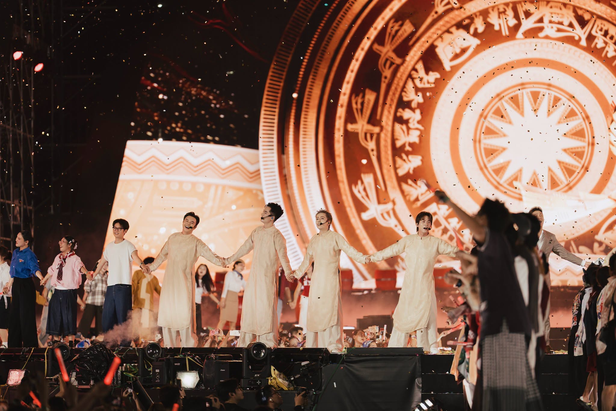 Concert Anh Trai Vượt Ngàn Chông Gai khép lại nhưng fan vẫn đòi thêm