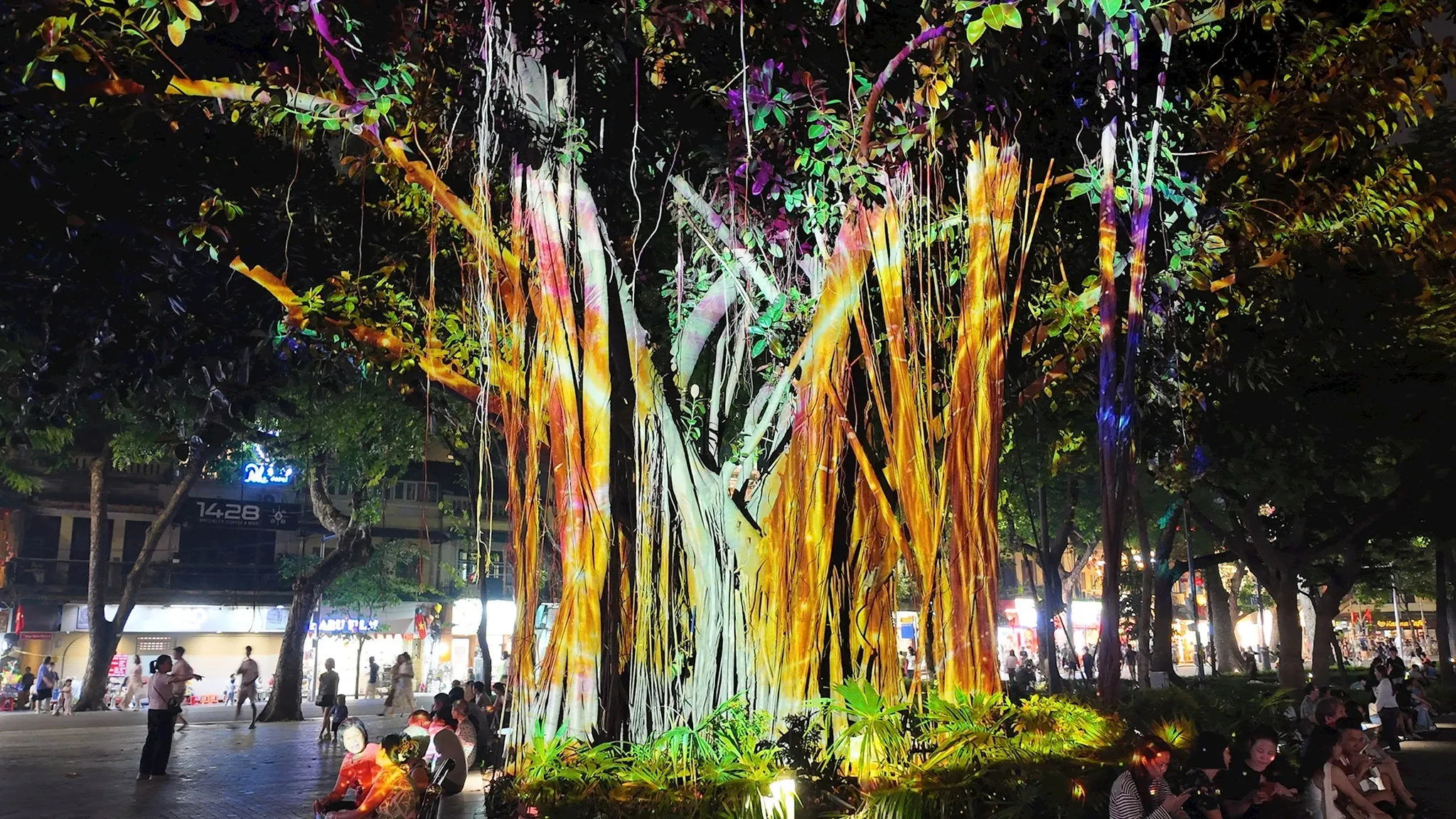 Bắt trọn ánh sáng Hà Nội: chụp pháo hoa và 3D mapping