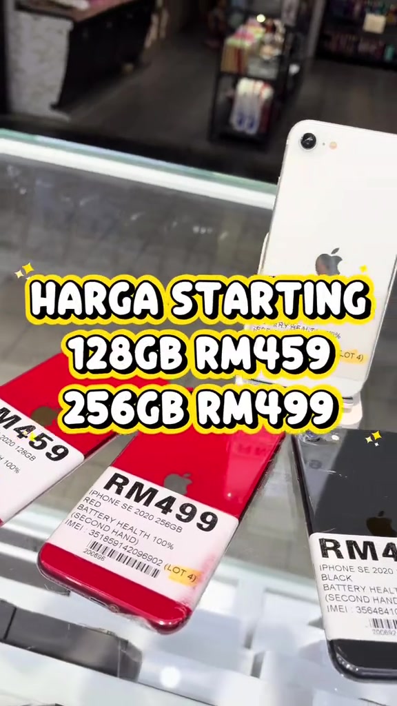 Tiga iPhone SE 2020 secondhand merah, putih dan hitam di kaunter dengan tag RM459 dan RM499 serta teks besar harga permulaan 128GB RM459 dan 256GB RM499