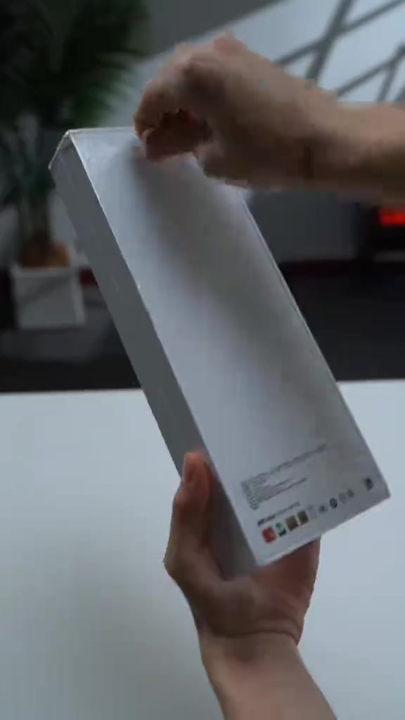 Kotak putih Xiaomi 18 Pro yang masih bersegel dipegang dua tangan
